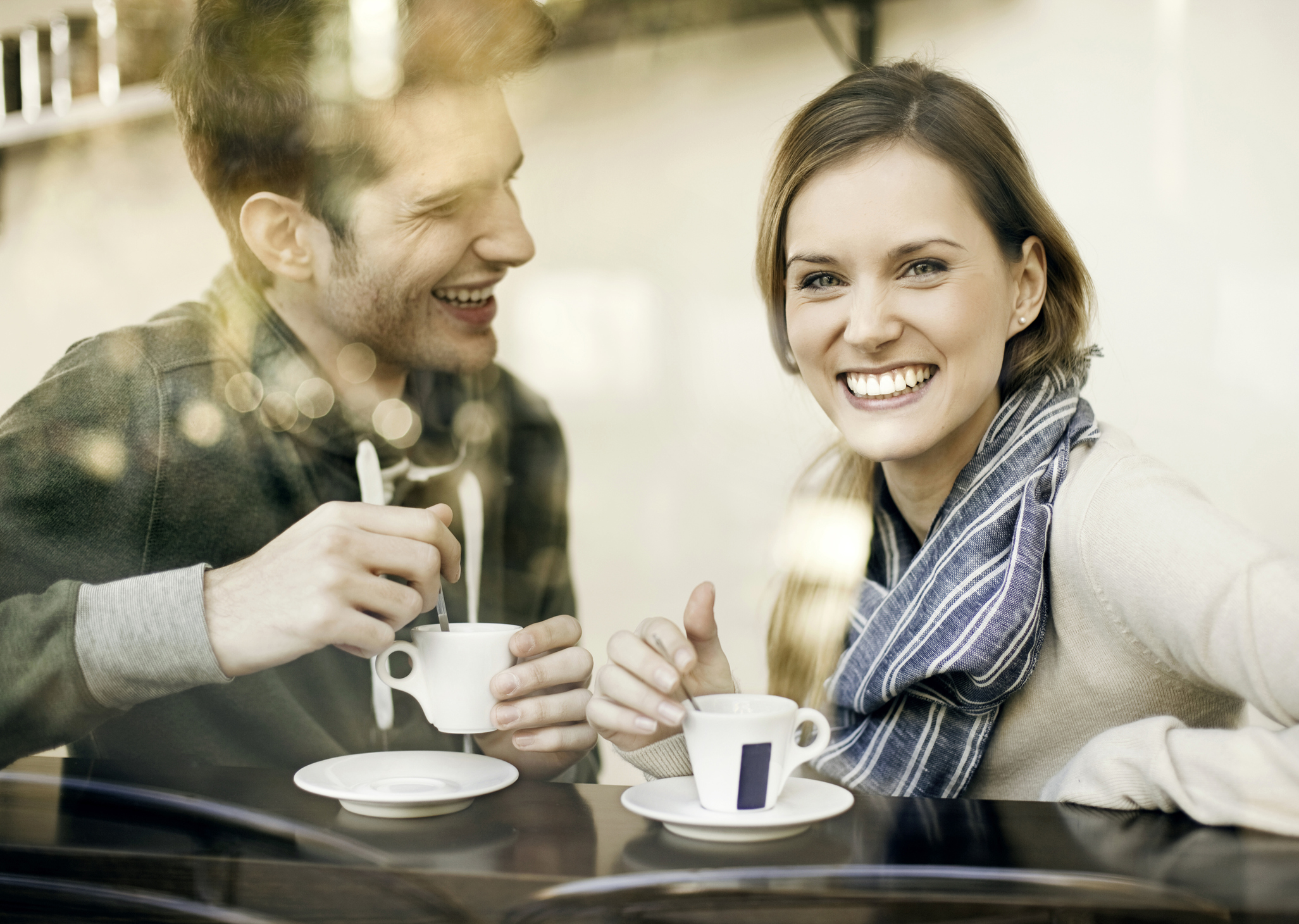 Вместе пить кофе. Пара пьет кофе. Пара пьет чай. Чаепитие с другом. Чаепитие мужчина и женщина.